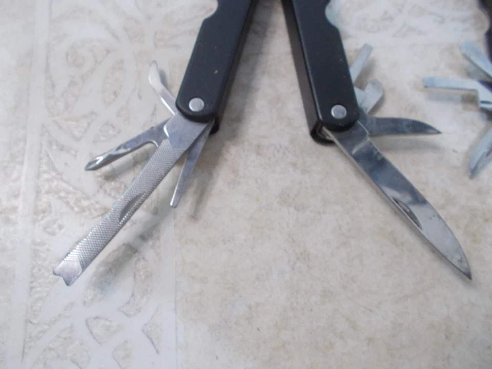 Лот из 2 складных мультитулов 1 с футляром мульти лезвия и плоскогубцы хорошее состояние товара C2 - Изображение 3 из 4