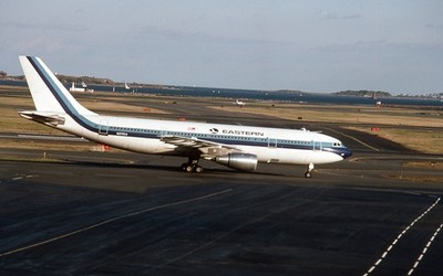 ORIGINAL Flugzeug Dia - Eastern Airlines A.300B4-103 N217EA (c.1981) (A055)