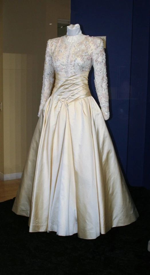 Vestidos de novia musulmanes vintage apliques mangas satinado medievales vestidos de novia Foto 3 de 4