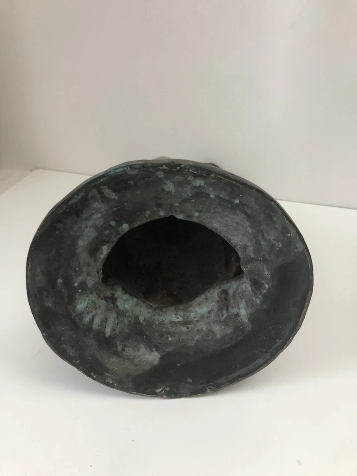 Candelabro figurativo de rana de metal patinado Verdigris rústico Foto 3 de 4