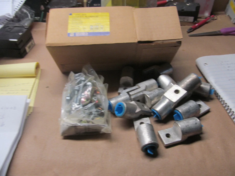 KIT DE TERMINALES CUADRADOS D 9001-SK2 CON TERMINALES DE COMPRESIÓN 13-350 MCM Y HERRAJES B-288 Foto 2 de 3