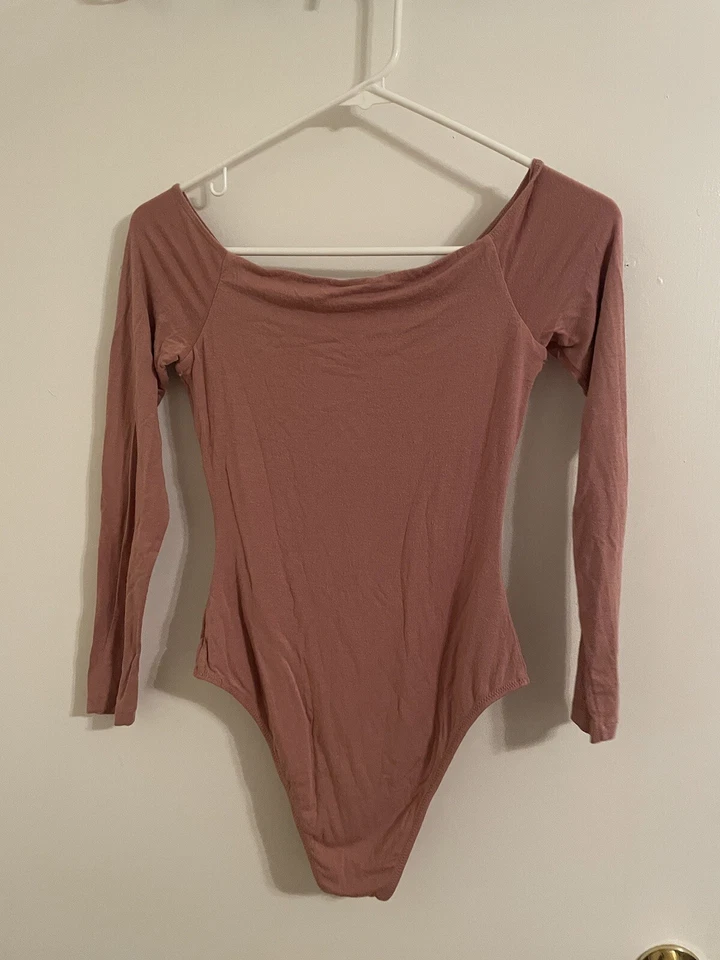 Traje corporal recortado al hombro T by Alexander Wang en rosa pálido/guayaba Foto 3 de 4