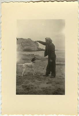 ALTES FOTO - VINTAGE SNAPSHOT - HUND BALL LUSTIGES SPIEL - DOG PLAYING FUNNY