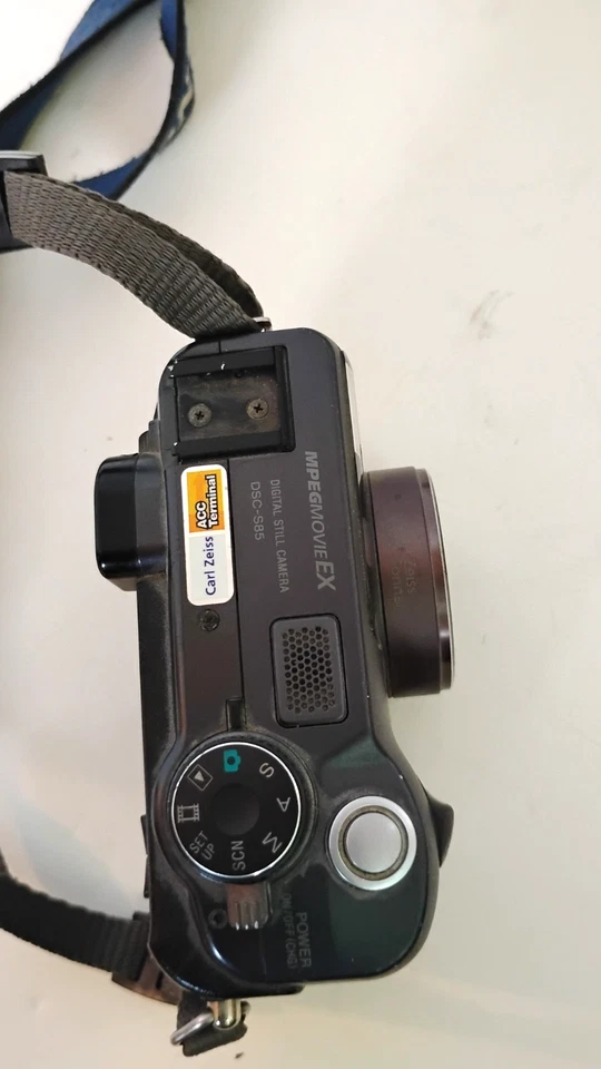 Sony Cyber-shot DSC-S85 4.1MP Digital Camera - Untested - Image 3 of 4