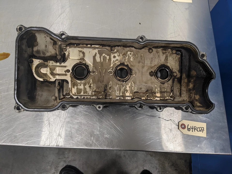 Left Valve Cover For 98-00 Toyota Sienna  3.0 - Image 3 of 4