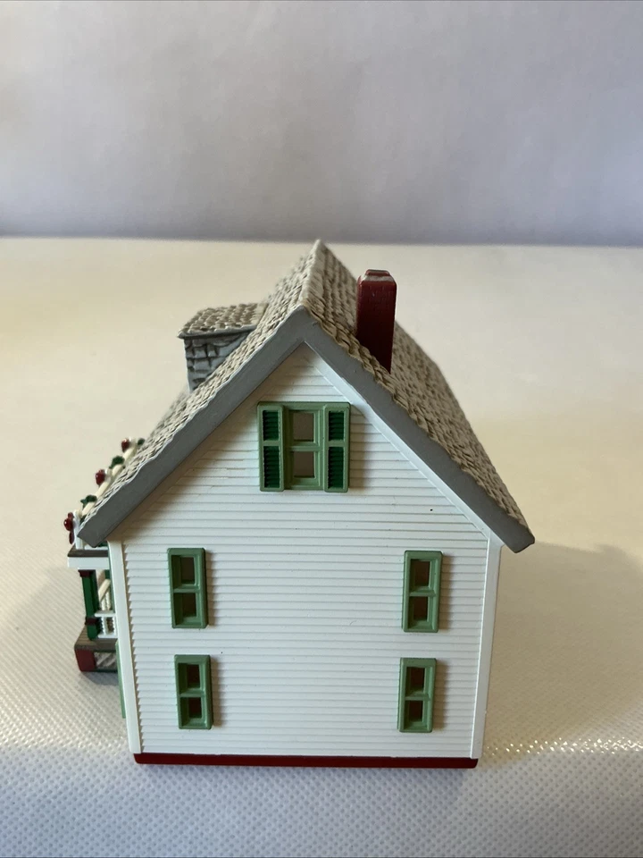 Hallmark Ho Scale 1994 Sarah,s Maine Home 6-1/4 X 4-1/8 X 3-3/4 Foto 3 de 4