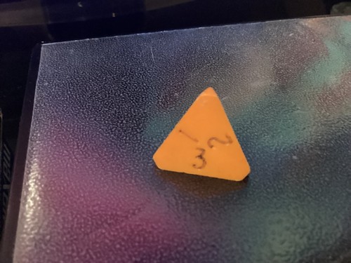 TSR Vintage Orange 4-sided Die D4 Dungeons and Dragons, Poss. Gamescience, 80’s - Picture 3 of 4