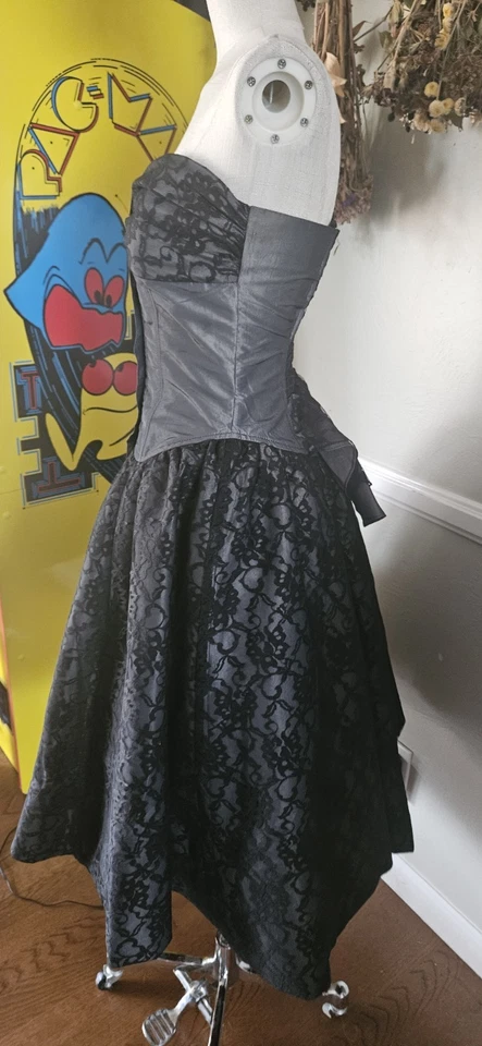 复古 20 世纪 80 年代灰色和黑色纽扣无肩带舞会礼服粉色火烈鸟 — 第 2/4 张图片