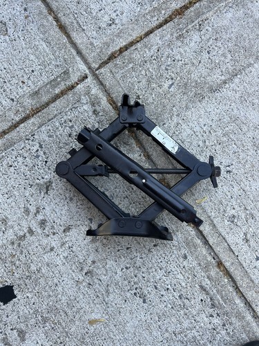 2007-2009 Pontiac G5 Cobalt GM Spare Tire Jack & Tool kit Assembly OEM 22731687 - Picture 1 of 2