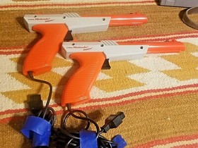 2 1985 NINTENDO ZAPPER GUNS NES 005 ORANGE + SHOOTING RANGE GAME ALL TEST WORKS