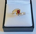 Ring 9 kt 375 Gelbgold Zirkonia gedreht roter Mittelstein klare Schultern