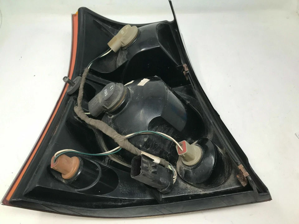 Luz trasera lateral para pasajero Chrysler Pacifica 2004-2008 OEM E01B19050 Foto 4 de 4