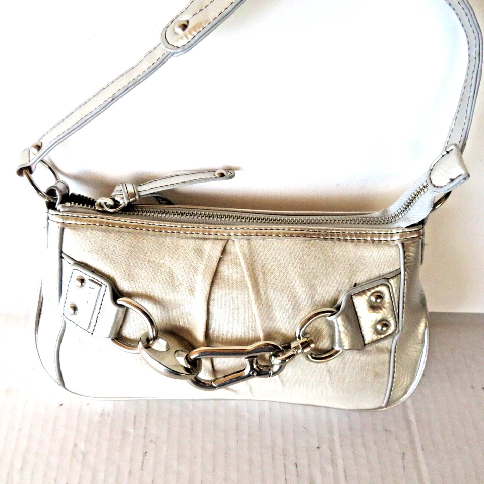 Bolso sin asas Merona de cuero plateado de lona Bolso de hombro Cartera Muñequera Nuevo con etiquetas Foto 2 de 4