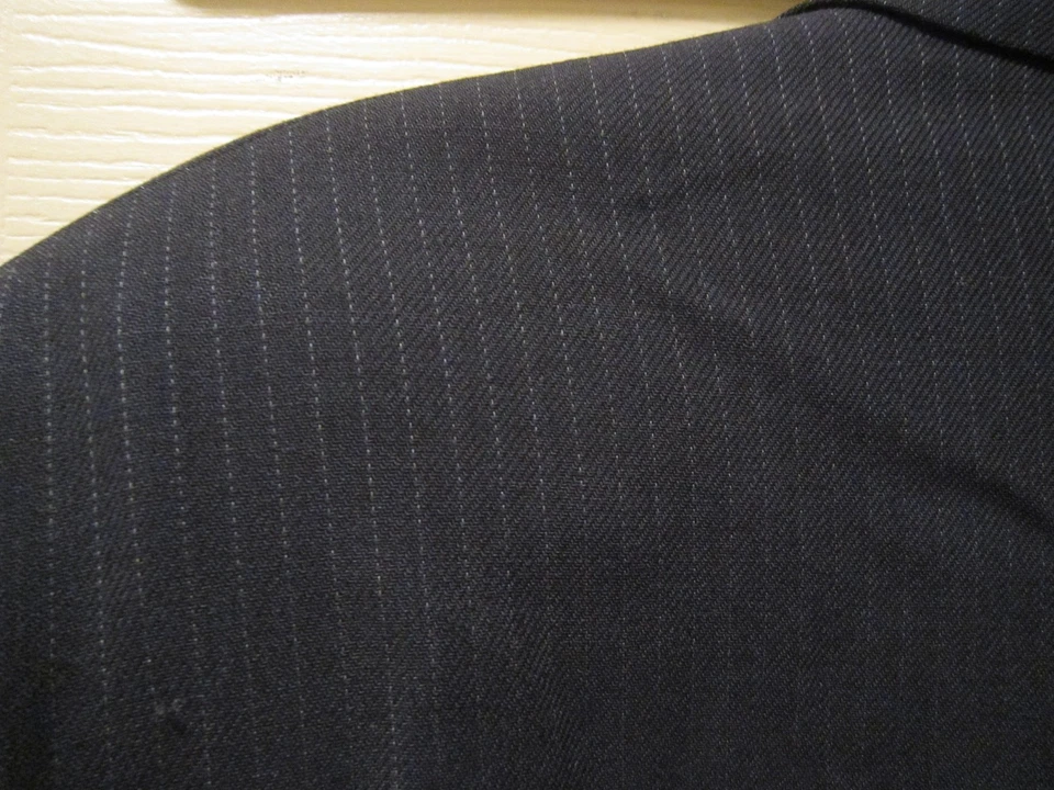 TALLA 44R 3W X 29L DONNA KARAN TRAJE A RAYAS NEGRO PARA HOMBRE, PANTALÓN PLISADO CON PUÑOS, EN EXCELENTE ESTADO Foto 2 de 4