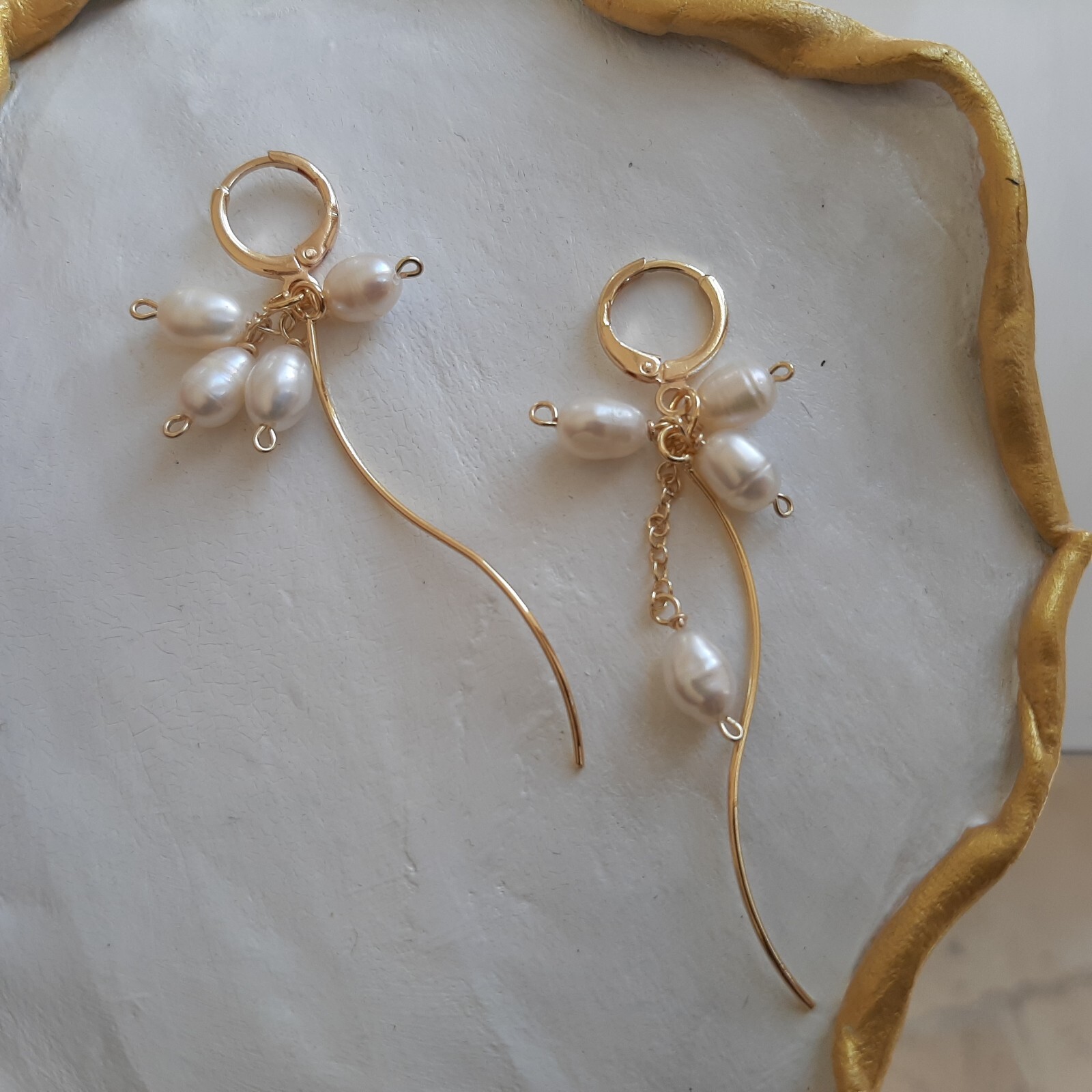 Boucles d'oreilles perles de culture blanches or jaune 14k à porter du bureau aux soirées chic