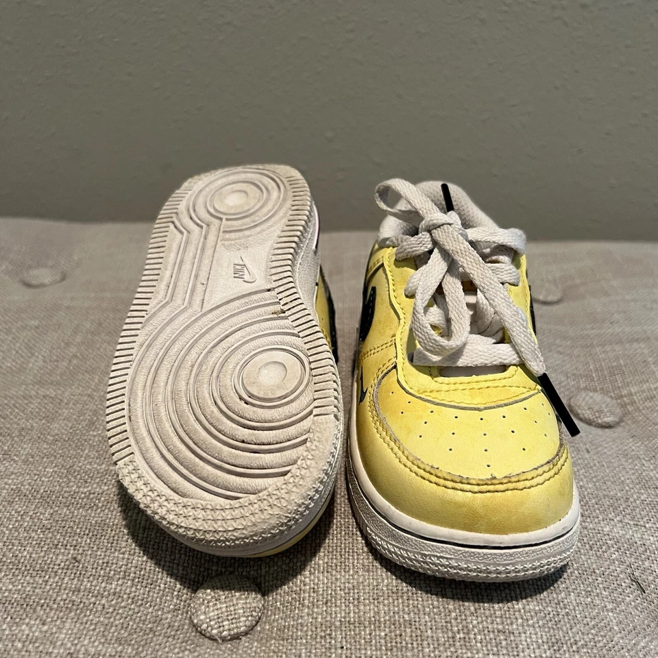 Nike Air Force 1 Niños 6.5C Amarillo “Peace Love Basketball” DC7322-700 Foto 4 de 4