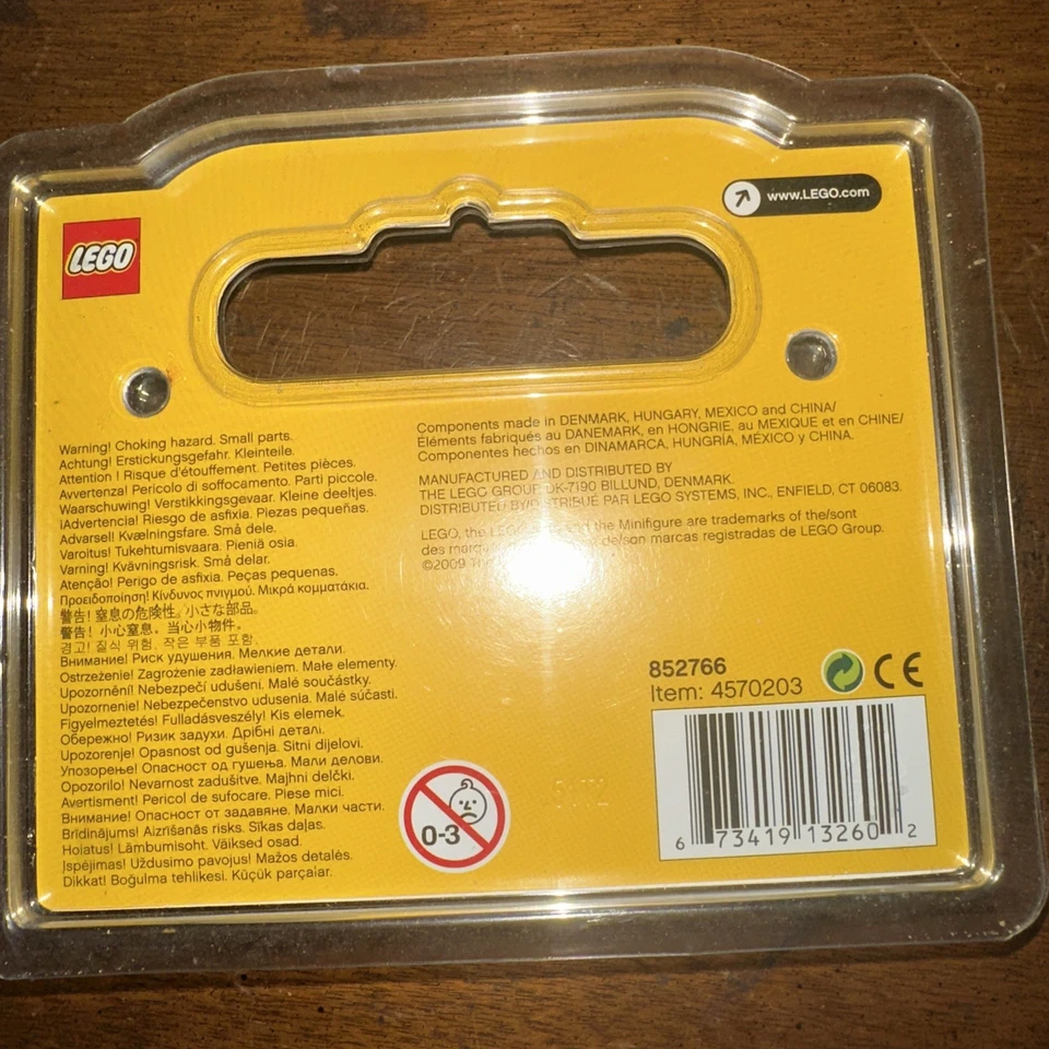 LEGO 852766 - 2009 Exclusive LEGO Store Grand Opening Mini Figure 3 Pack - Image 2 of 2