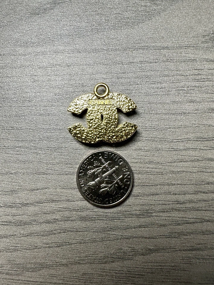 chanel vintage button gold and pearl charm - Image 3 of 4