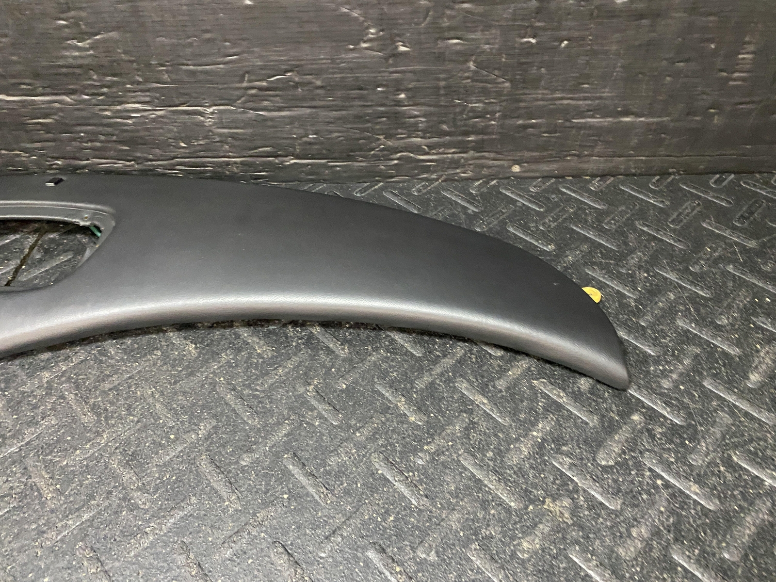 02-06 MASERATI SPYDER UPPER DASH PAD BLACK LEATHER