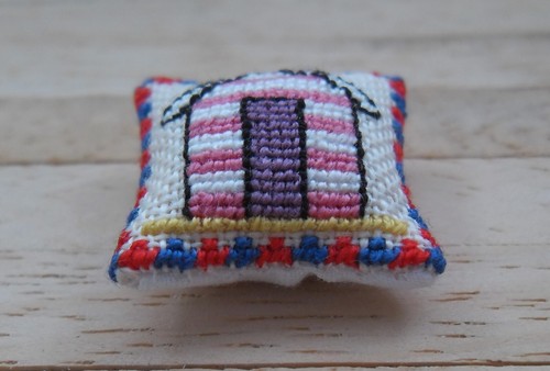 1/24th Scale Dolls House Seaside Themed Cushion Beach Hut Design: Pink & Purple - Picture 6 of 7