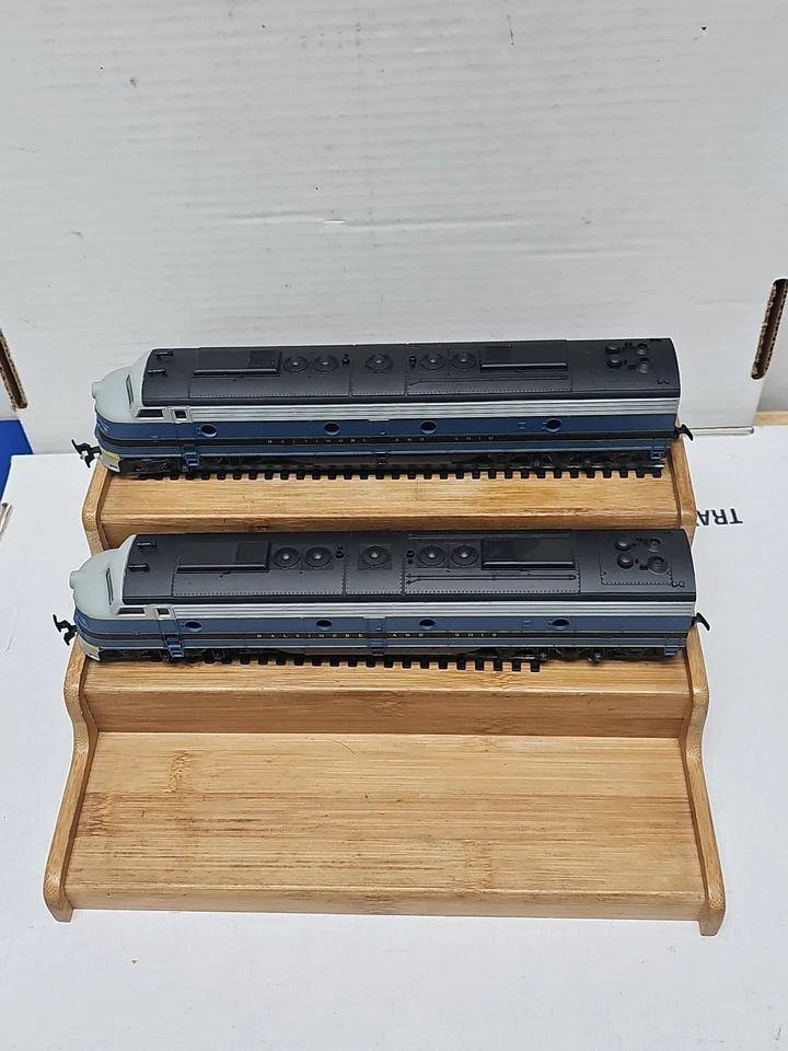 Rivarossi EMD E8A/A Diesel Set Baltimore &ohio Diesel & Dummy - Image 4 of 4