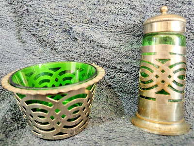 Antiker grüner Glas Zuckerstreuer & offenes Salz - Silberteller - Art Deco um 1920