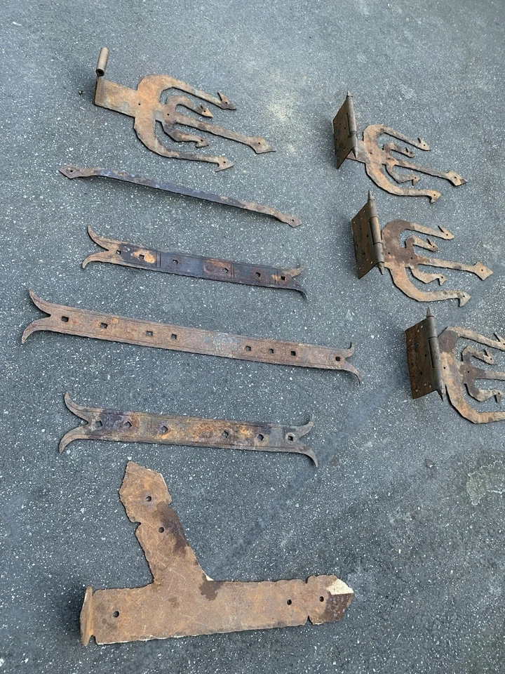 Bisagras y soportes de puerta antiguos golpeados a mano firmes años 1700’s. Foto 3 de 4