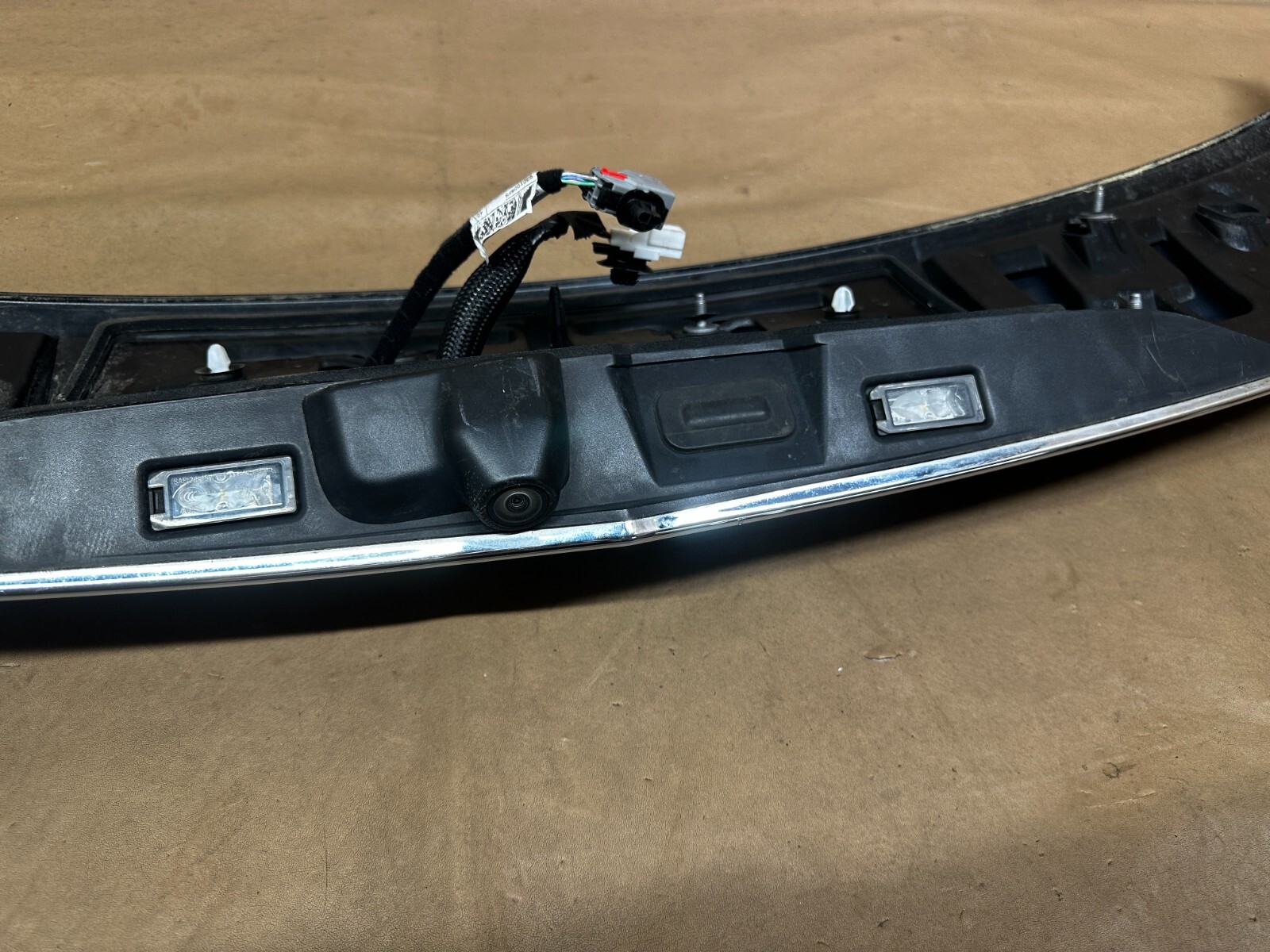 2017-2020 MASERATI LEVANTE REAR TAILGATE SPOILER Camera Logo Black OEM 670042733