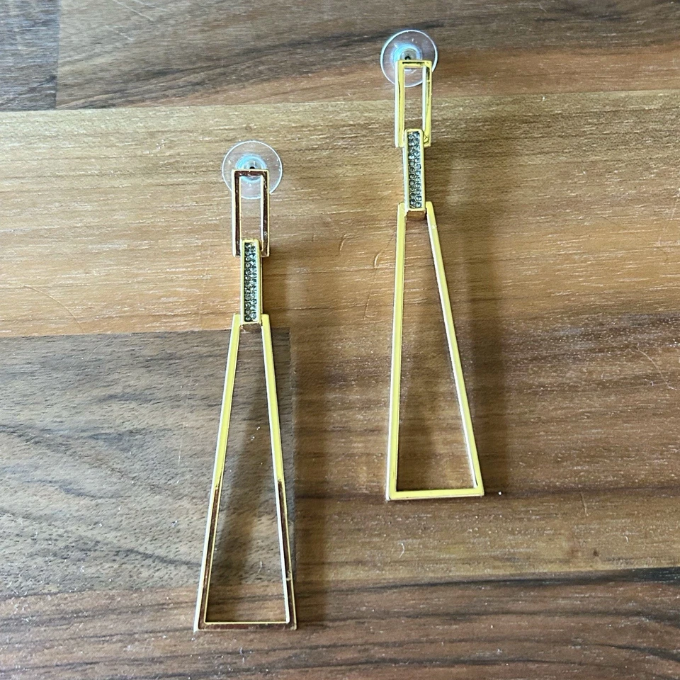 Pendientes colgantes geométricos Vince Camino cristales pavé tono dorado larga declaración  Foto 2 de 4