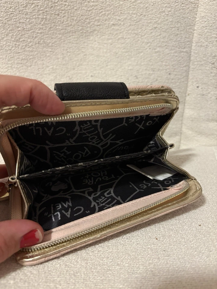 Cartera Betsey Johnson Oro Texturizado Patente Vinilo Corazón Cremallera Rosa Negro Foto 4 de 4