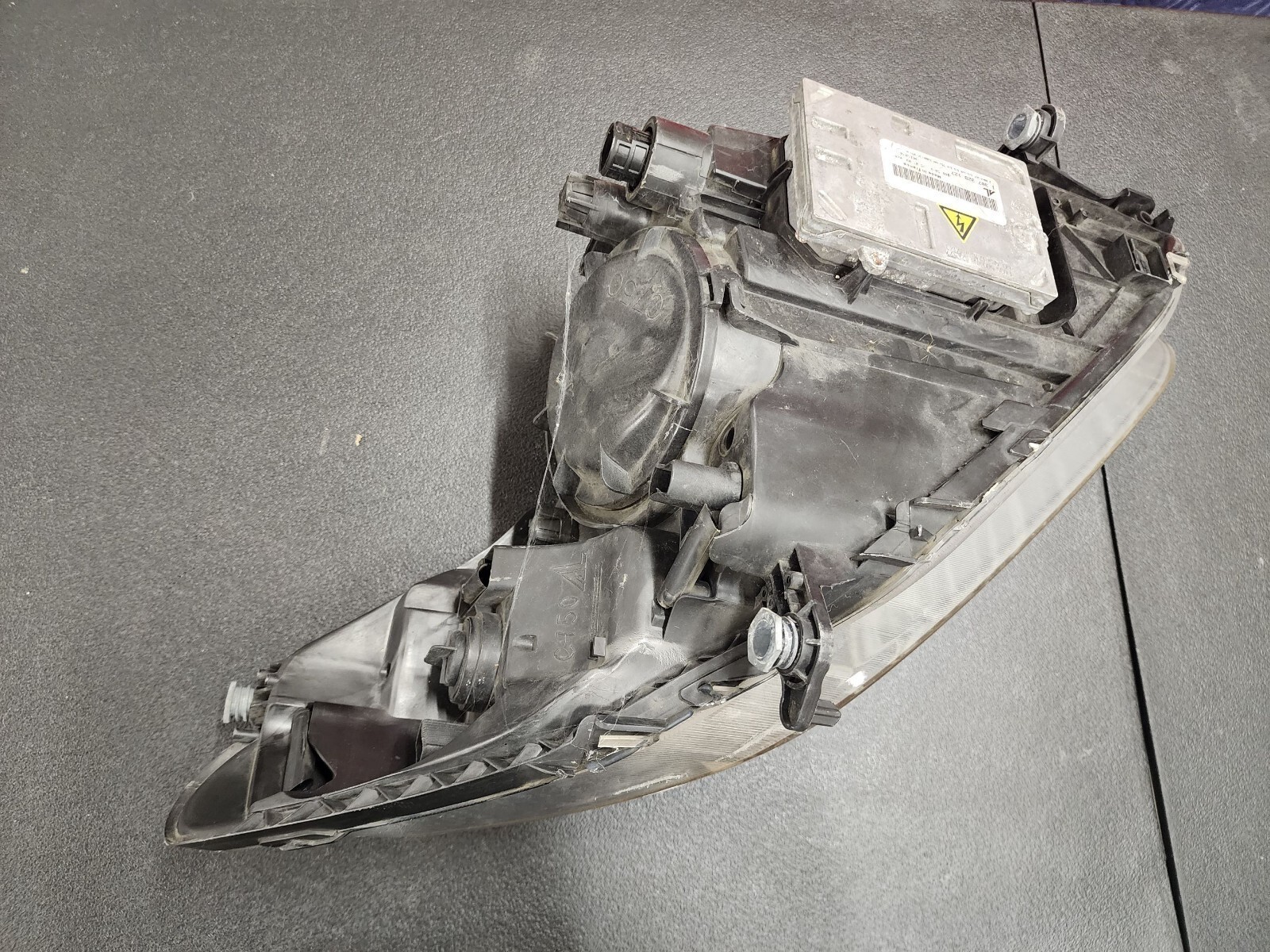 MASERATI GRANTURISMO LEFT DRIVER SIDE HEADLIGHT ASSEMBLY OEM 215798 *NOT BROKEN*