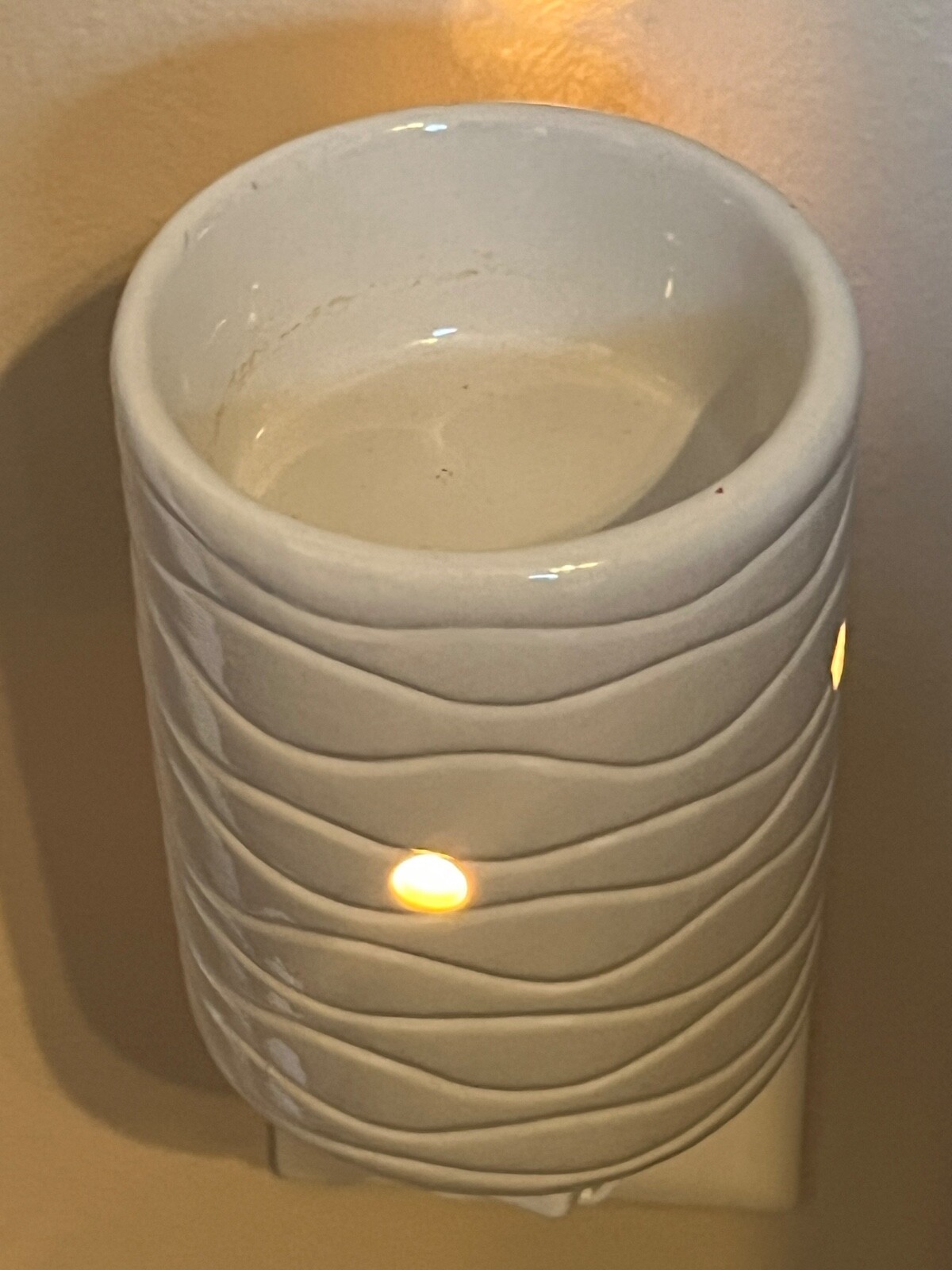 Accent wax warmer with some wax cubes
