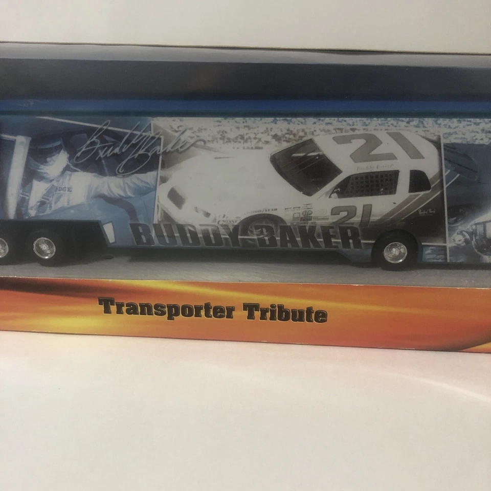 Transporter Tribute NASCAR Buddy Baker 2002 escala 1/64 Hot Wheels (54680) Foto 3 de 4