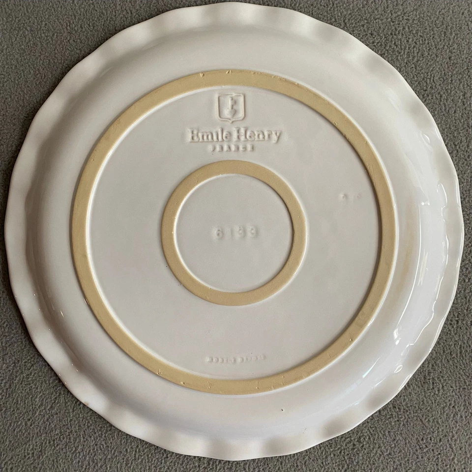 Plato de exhibición francés Emile Henry France 6133 plato de tarta blanco estriado con volantes redondo Foto 3 de 4