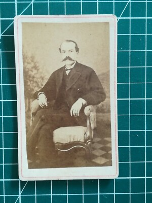 A189 CDV Foto um 1900 sehr guter Zustand Studio unbekannt Mann sitzt im Sessel