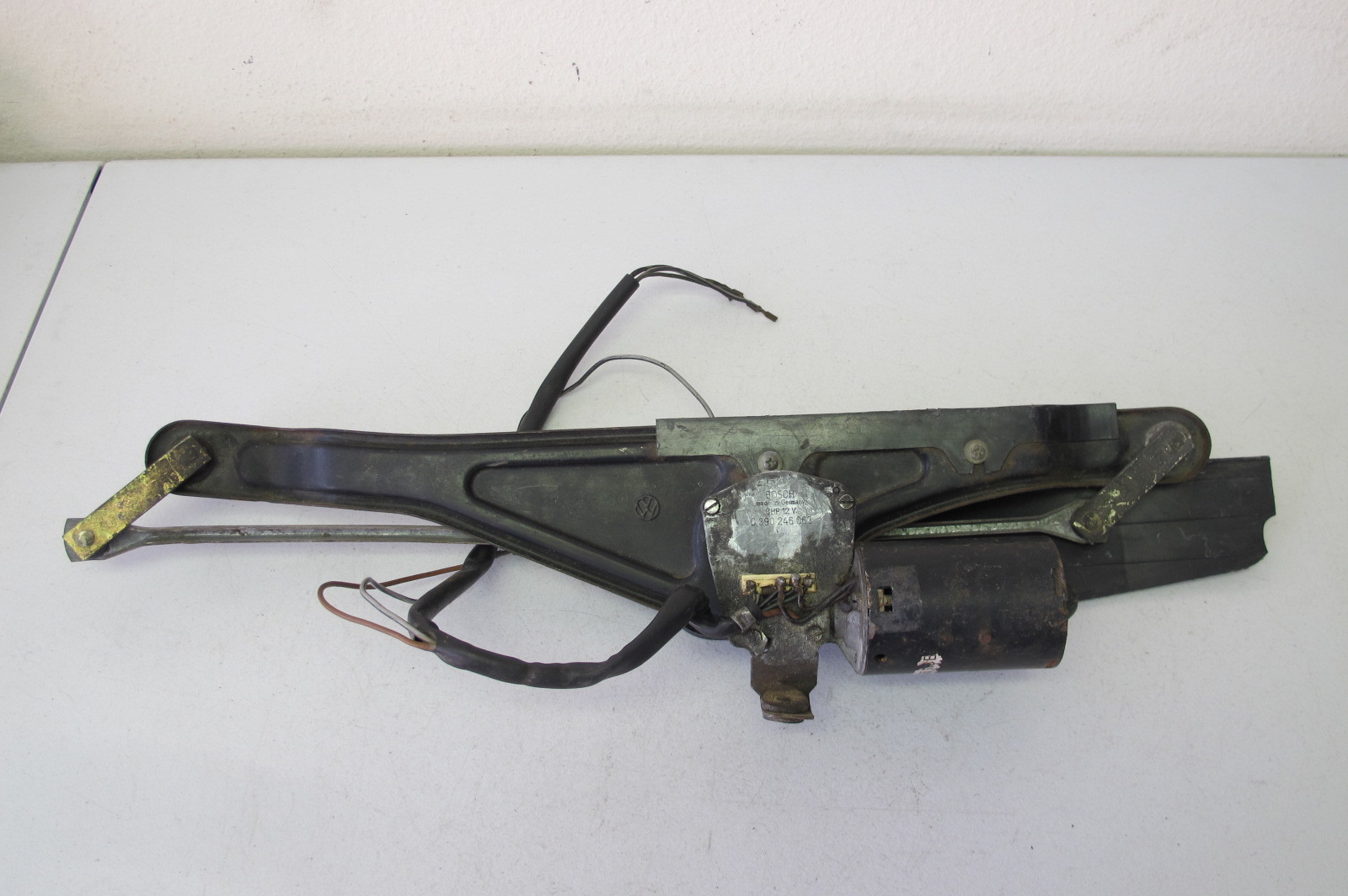 Volkswagen Wiper Motor Cover 133955621+ Bosch Wiper Motor 0390246063 eBay