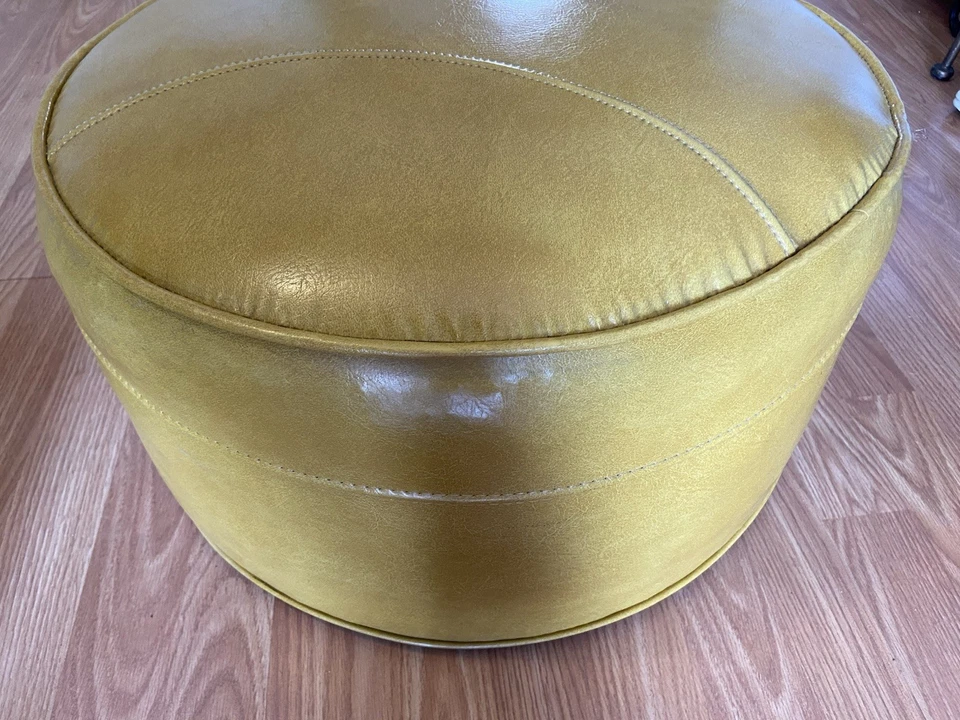Reposapiés otomano jassock vinilo amarillo mostaza mediados de siglo de colección en muy buena condición Foto 3 de 4