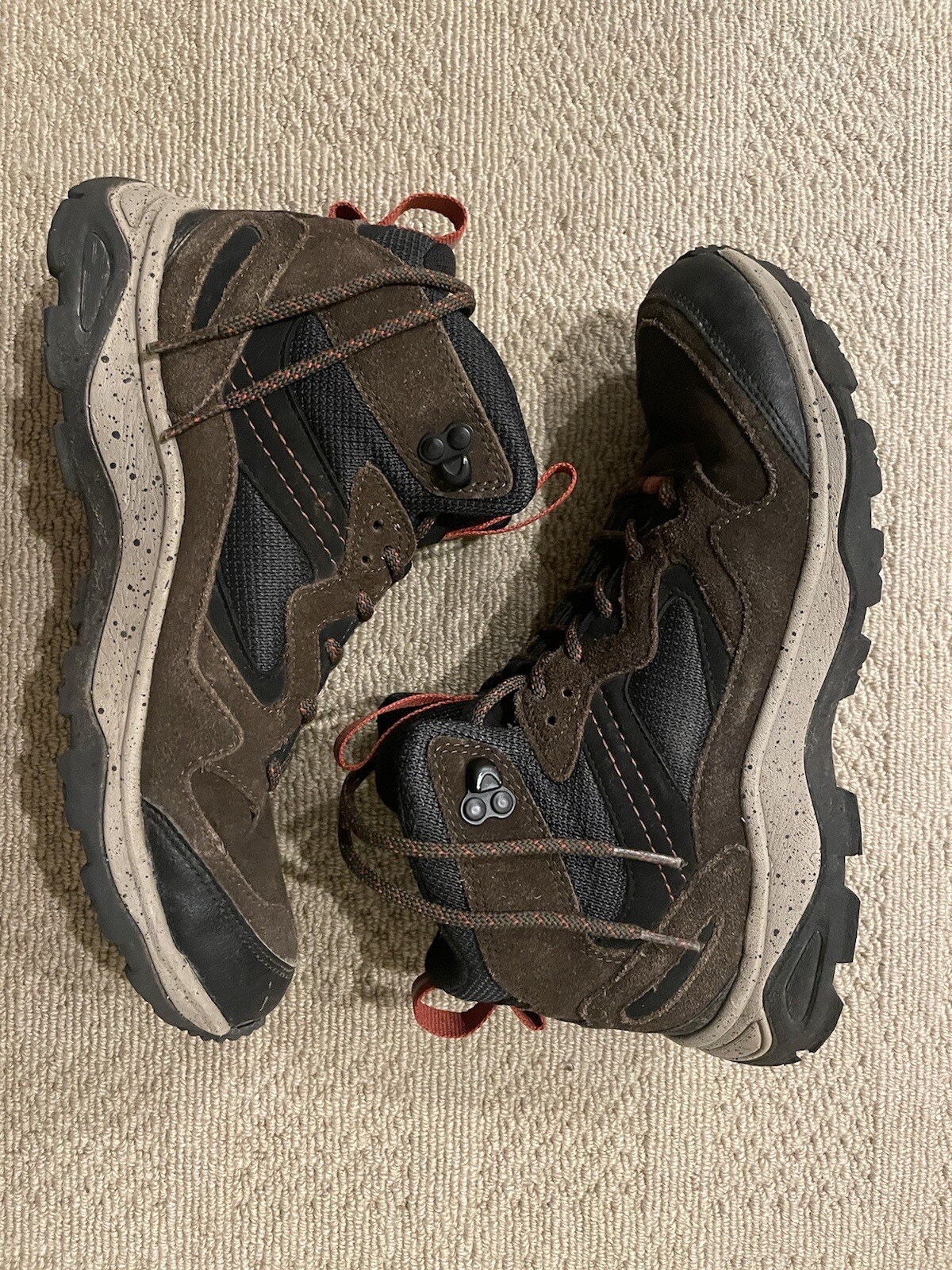 Stivali da trekking stringati metà polpaccio isolati da uomo marroni 8 D 459909 Salomon