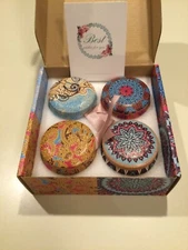 YINUO, CANDLES, SOY, BOX OF 4 CANDLES, DECORATIVE MADELA TINS, GIFT BOX, MADE