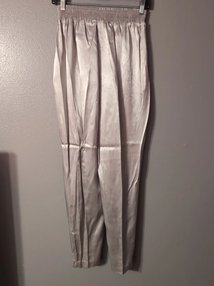 Pantalones vintage Jaclyn Smith talla 8 cintura alta plisados satén plateados  Foto 3 de 4