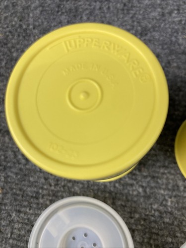 Vtg Tupperware Wall Rack, 3 Spice Shakers Containers w/ Flip Top Lids & Labels - Picture 14 of 14