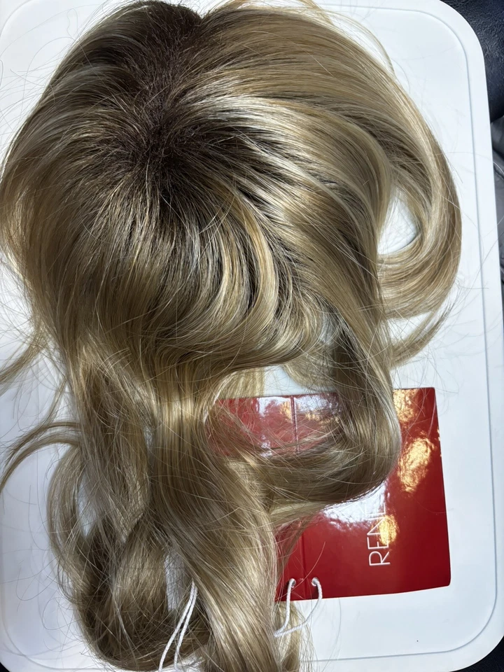 Topper de pelo René Of Paris - #732 en color caramelo cremoso Foto 3 de 4