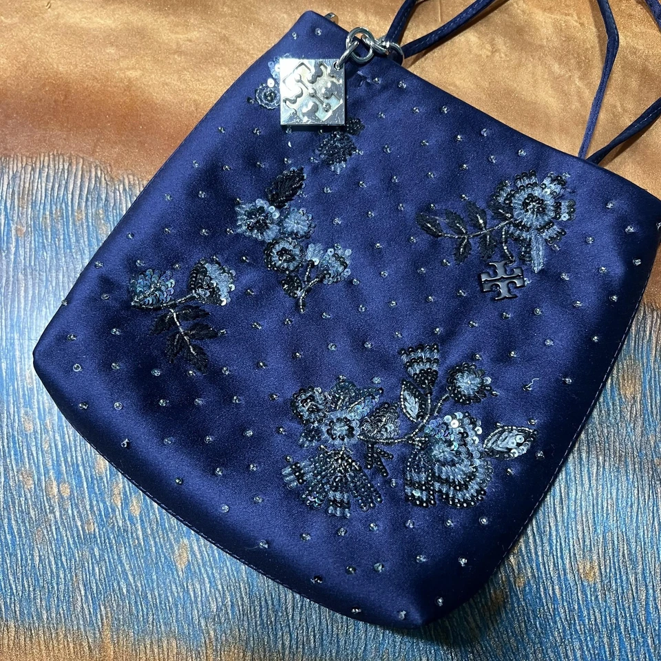 Bolsa Tory Burch feminina azul marinho cetim com miçangas tiracolo mini bolsa de ombro - Imagem 4 de 4