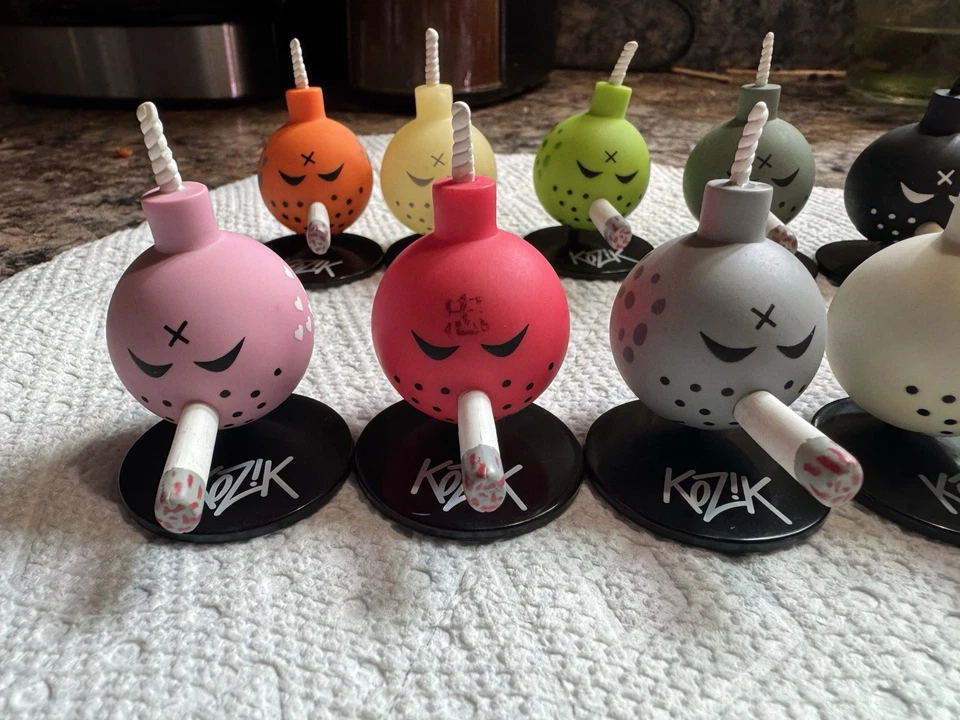 Frank Kozik Toy2R Bomb Party Fun Pack WTF Mini Bombas No Letales Conjunto de Figuras de Vinilo Foto 2 de 4