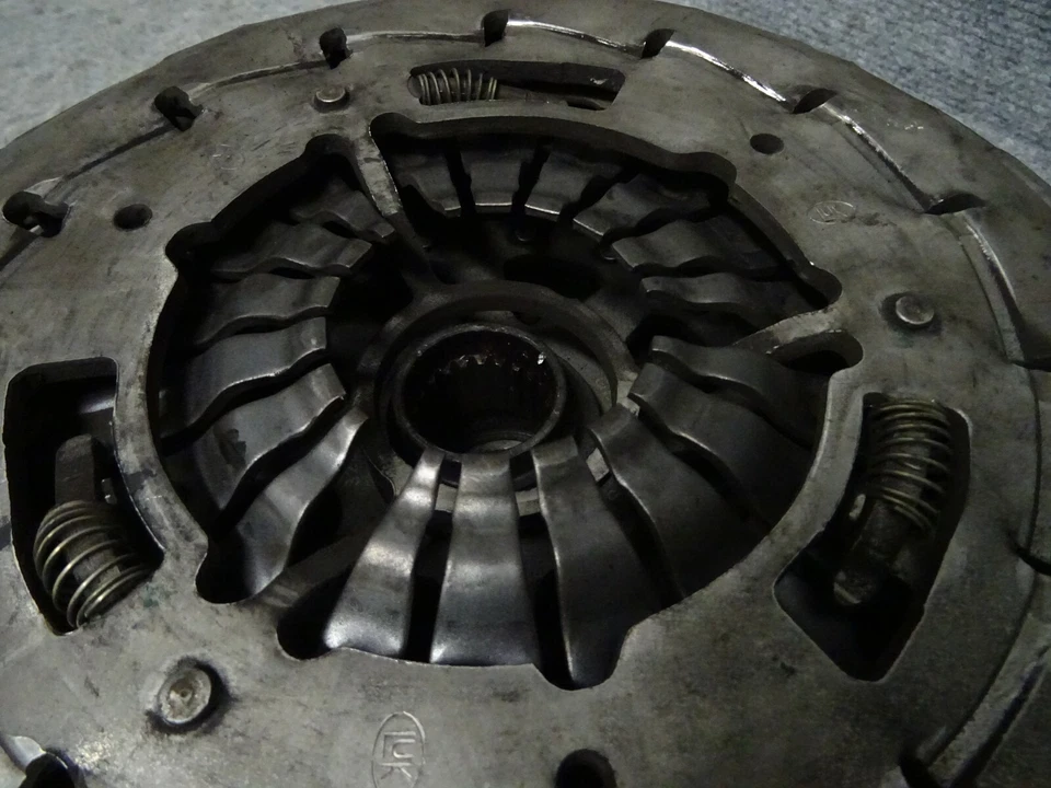 Kupplung BMW F20 F22 F30 F31 F32 F36 LCI 1.6i 1.8i Twin Mass Flywheel Schwungrad - Image 3 of 4