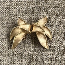 Signed Caroline Emmons "Lily Fair" Clip On Earrings,  Vintage Gold Tone ￼