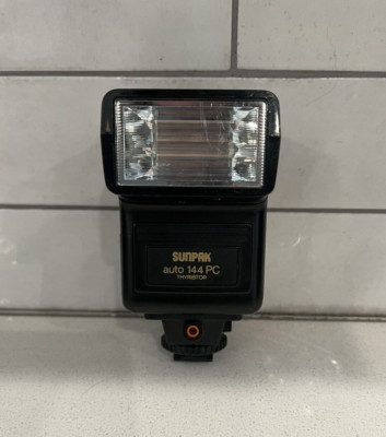Vintage Sunpak Auto 144PC Thyristor Tilt Flash Shoe Mount Untested