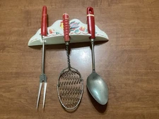 VTG Ceramic Wall  Spoon/Utensil Holder W/Rooster Motif W/ 3 Utensils-11”x4”