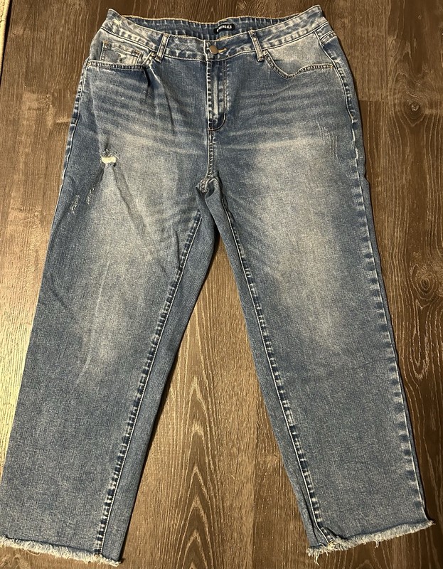 Flamingals Cropped Denim Size XL Distressed Medium Wash Jeans