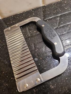 Genuine Pampered Chef Black Handled Stainless Steel Garnisher / Wavy Slicer Only